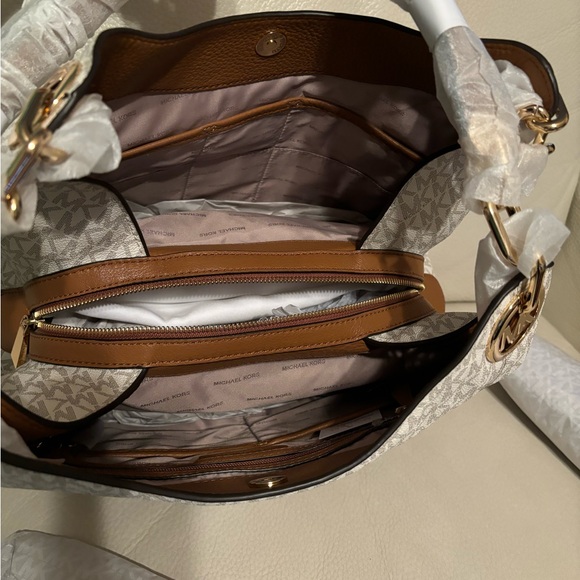 Michael Kors Fulton handbag. Large charm shoulder tote.  Vanilla. - Picture 10 of 16